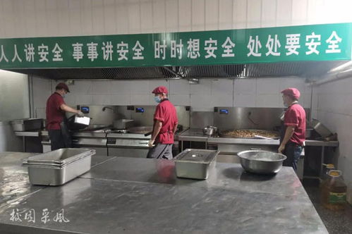 鄧州市陶營(yíng)鎮(zhèn)中心校組織全鎮(zhèn)校 園 長(zhǎng)到龍堰一初中觀摩學(xué)習(xí)食堂食品安全管理