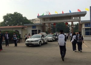 毛坦廠萬(wàn)人送考 近萬(wàn)名考生家長(zhǎng)在馬路兩邊夾道歡送