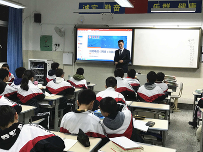 招行成都分行踐行企業(yè)社會(huì)責(zé)任 走進(jìn)西川中學(xué)開展金融知識(shí)講座