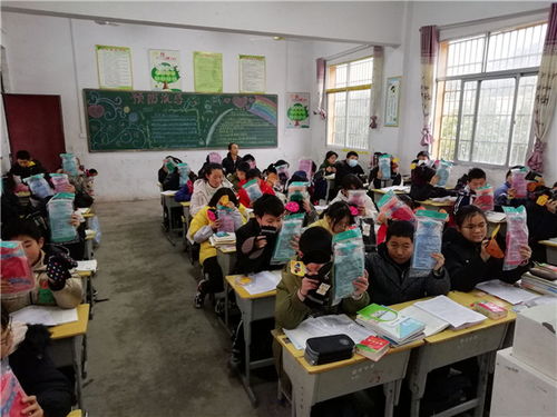 懷寧縣雷埠初中為學(xué)生發(fā)放冬季防寒用品