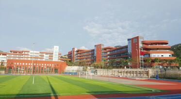 嶗山區(qū)第二中學(xué)校長 讓學(xué)生成為最好的自己