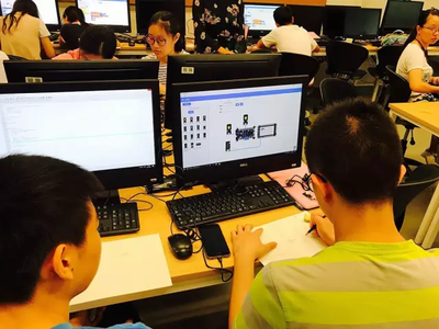 在“玩”中學(xué)——2017中學(xué)生智能產(chǎn)品設(shè)計暑期工作坊